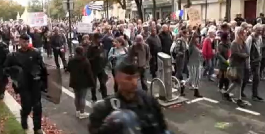 Седмичните протести срещу ковид мерки във Франция се сляха с